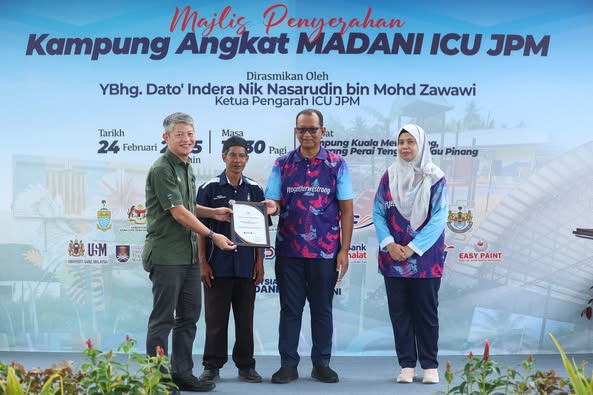 PENYERAHAN KAMPUNG ANGKAT MADANI DI KAMPUNG KUALA MENGKUANG